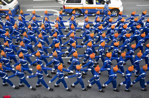 パレード クアラルンプール メルデカの日 マレーシアの国民の日に歩く青い制服を着た人々 — ストック写真