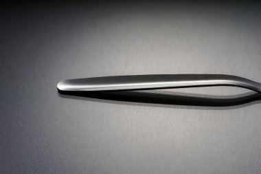 Gri yüzeyde gümüş kaşık