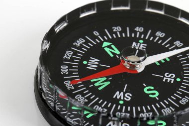 Pusula üzerinde yakın plan görünümü, beyaz arkaplanda izole 