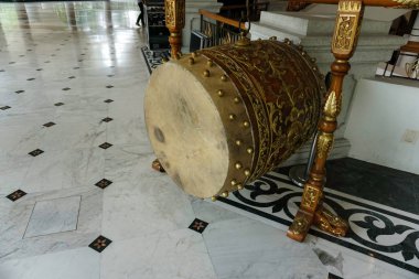 Müze arka planında etnik davul enstrümanı