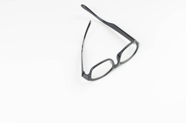 beyaz arka plan üzerinde siyah çerçeve gözlük