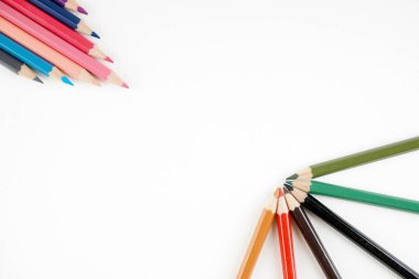 stüdyoda ahşap renkli kalemler 