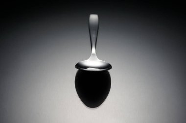 Gri yüzeyde gümüş kaşık