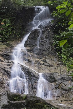 Tengkek Şelalesi Eğlence, akan su ile kayalık nehir 