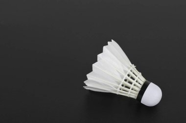 Badminton mekik siki siyah arka planda, stüdyo çekimi