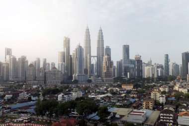 Kuala Lumpur, Malezya - 16 Temmuz 2017: Şehir binaları üzerinde bulanık bulutlar