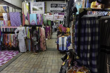 Kuala Terengganu, Malezya - 18 Şubat 2018: Pasar Payang 'da çeşitli kumaşlara sahip yerel ve turist alışverişi. Pasar Payang popüler pazar yerlerinden biri ve turizmin ilgi odağı..