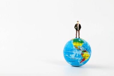 adam heykelcik oyuncak ile küçük dünya gezegen dünya oyuncak stüdyo çekim 