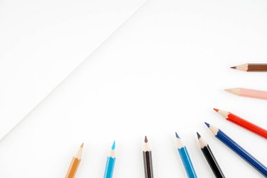 stüdyoda ahşap renkli kalemler 