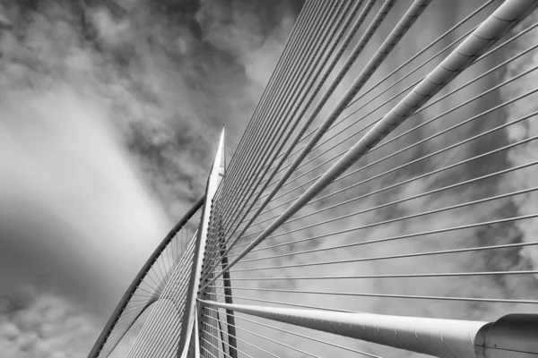 Construcción Moderna Del Puente Contra Cielo Azul —  Fotos de Stock