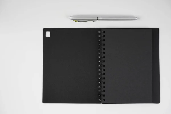 黑色封面纸教科书日记和笔 — 图库照片