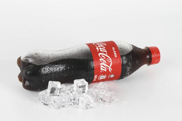 Botella Plástico Coca Cola Cubitos Hielo —  Fotos de Stock