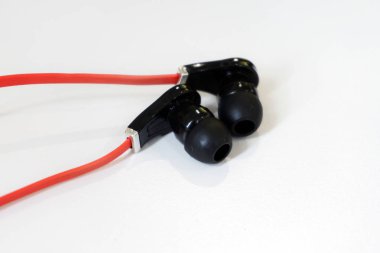 Masaüstünde bir kulaklık 