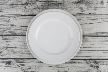 Ahşap masanın üzerinde boş bir tabak. 