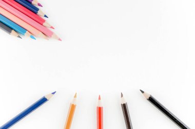 stüdyoda ahşap renkli kalemler 