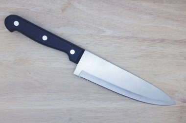 Gümüş takımlar, ahşap masada paslanmaz bıçak.  