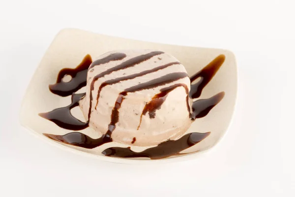 Prato Com Bolo Baunilha Creme Chocolate — Fotografia de Stock