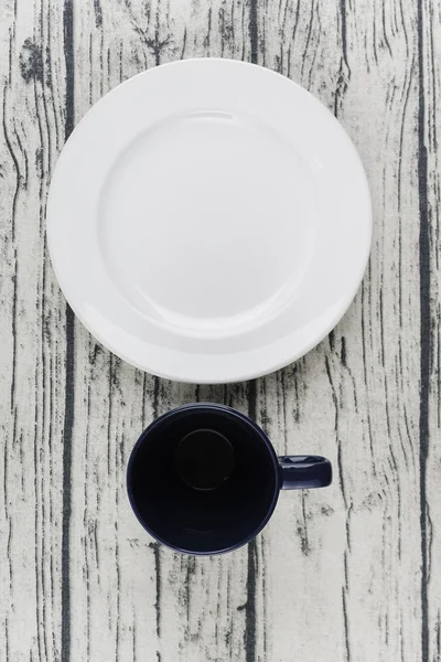Άδειο Μαύρο Κύπελλο Και Άσπρο Πιάτο Πάνω Από Την Ξύλινη — Φωτογραφία Αρχείου