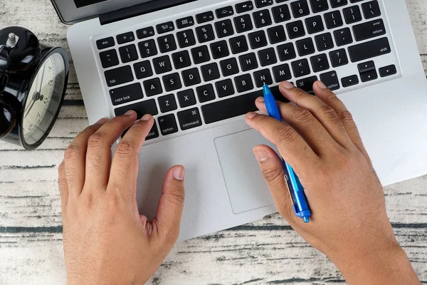 Mann Mit Blauem Stift Arbeitstisch Mit Modernem Grauen Laptop — Stockfoto