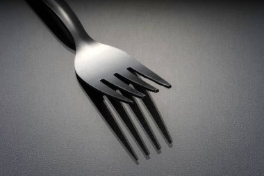 stüdyoda gri yüzeyüzerinde bir çatal 