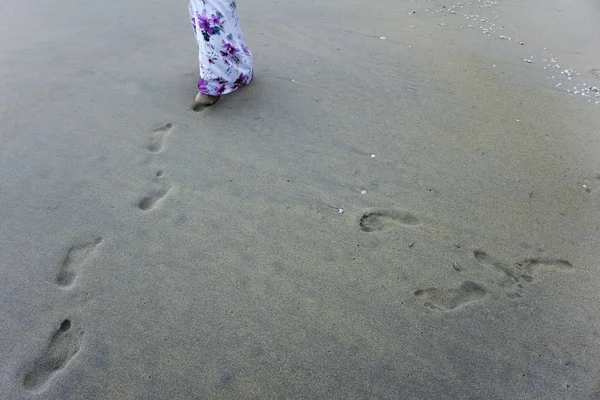 Женщина Ходит Мокрому Песку — стоковое фото