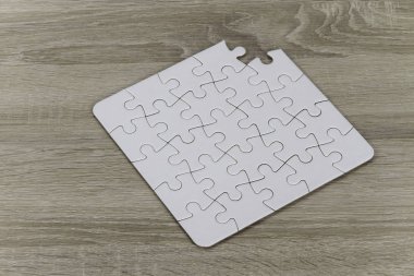 ahşap zemin yüzeyinde yapboz parçaları 