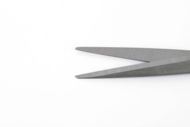 beyaz arka plan ve makas bıçağıkısmi görünümü