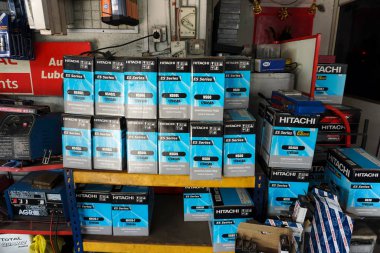 Shah Alam, Malezya - 10 Şubat 2018: Hitachi ES serisi bir atölyede pil. Hitachi bataryaları Japon teknolojisi kullanılarak% 100 üretildi..