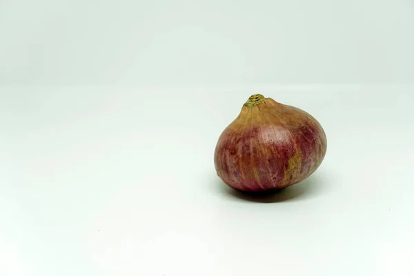 Beyaz Zemin Üzerine Kırmızı Soğan — Stok fotoğraf