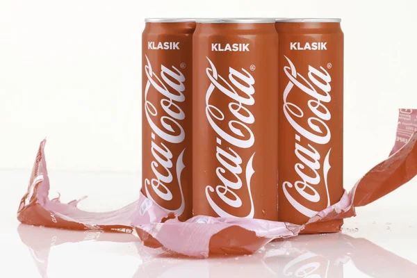 Coca Cola Latas Aisladas Sobre Fondo Blanco —  Fotos de Stock