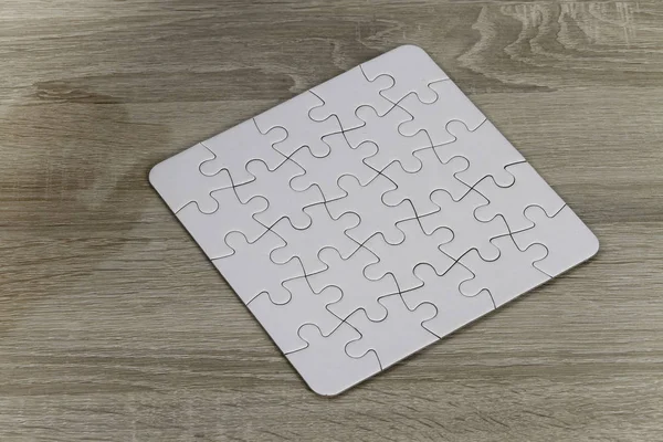 ahşap zemin yüzeyinde yapboz parçaları 