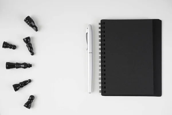 Vlakke Lay Afbeelding Van Zwart Boek Zilveren Pen Witte Achtergrond — Stockfoto
