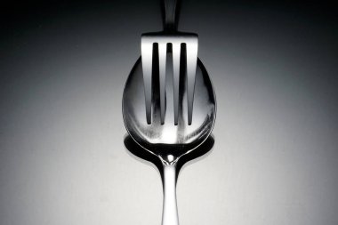 gümüş, paslanmaz çatal ve gri yüzeyüzerinde kaşık 