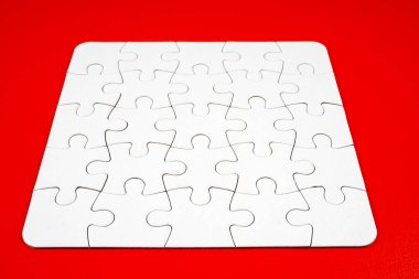 kırmızı arka plan üzerinde beyaz bulmaca parçaları