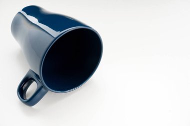 Beyaz arka planda mavi çay fincanı