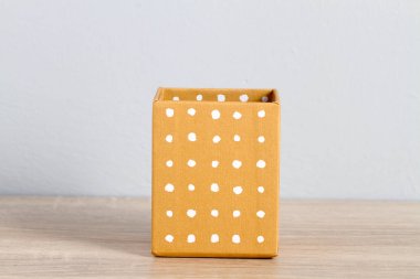 Tahta masadaki kitap yığını.