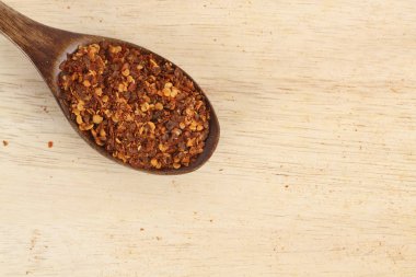 tahta kaşık kırmızı baharatlı baharat 