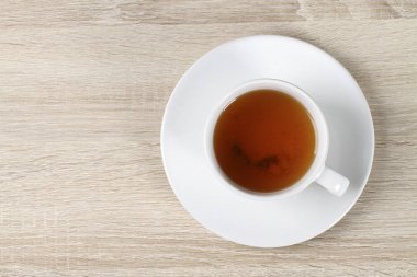 masa yüzeyinde plaka ile siyah çay fincan, uluslararası çay günü