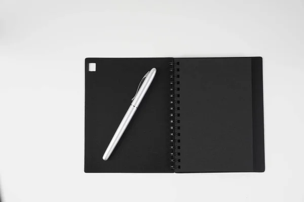 黑色封面纸教科书日记和笔 — 图库照片