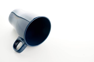 Beyaz arkaplanda ışık yansıması olan mavi renkli büyük kupa.