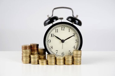 maaş, altın sikke ve analog vintage çalar saat 