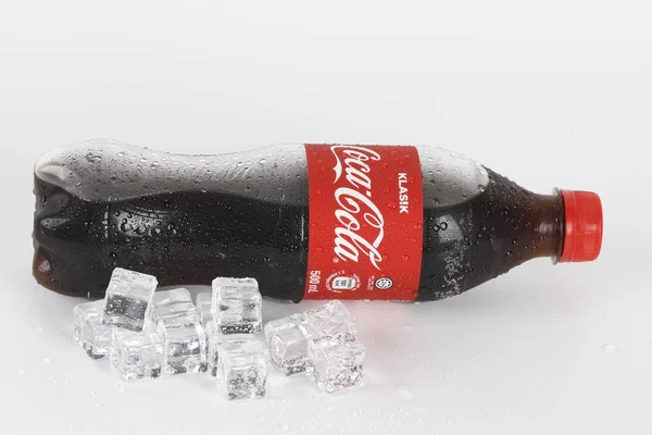 Bottiglia Plastica Coca Cola Cubetti Ghiaccio — Foto Stock