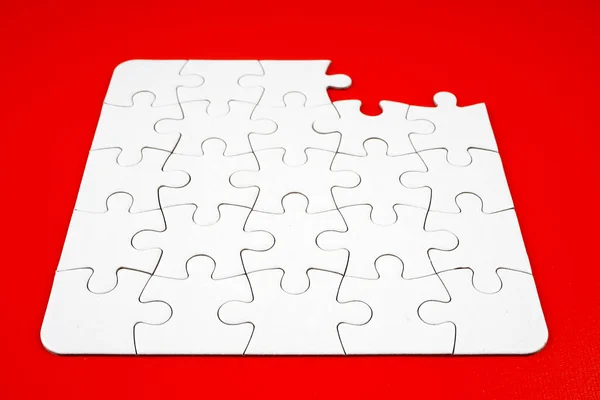 Witte Puzzelstukjes Rode Achtergrond — Stockfoto
