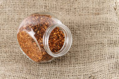 aromatik kahverengi biber yığını cam kavanozda çuval bezi peçetede 