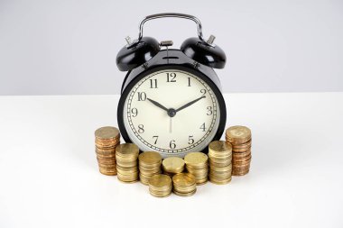 maaş, altın sikke ve analog vintage çalar saat 