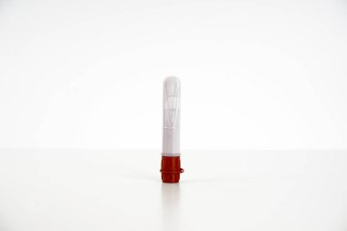 stüdyoda beyaz izole bir keçe ucu kalem, renk kırmızı