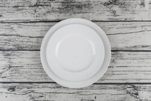 Ένα Άδειο Πιάτο Πάνω Από Ξύλινο Τραπέζι — Φωτογραφία Αρχείου