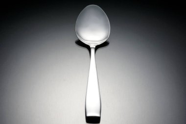 Gri yüzeyde gümüş kaşık