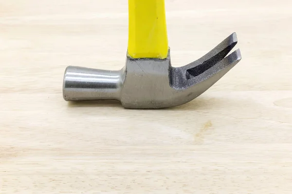 Hammer Auf Holztisch — Stockfoto