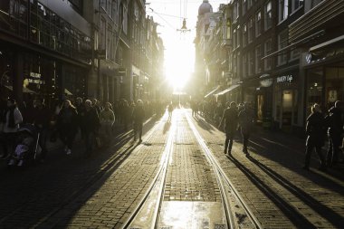 şehir hayatının bulanık görüntü, binalarda sokakta yürüyüş insanlar 
